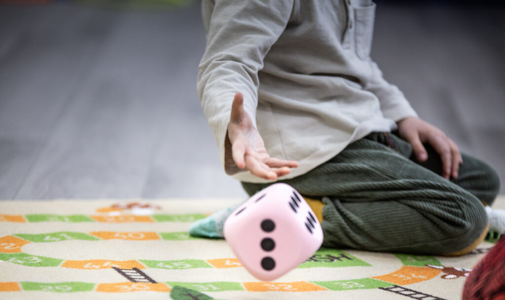 Kind spielt mit Würfel - Ergotherapie in Görlitz Romy Hartmann
